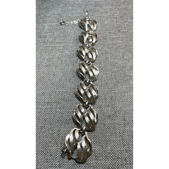 Vintage Coro Silver Tone Bracelet 7” Included Safety Chain - Picture 2 of 8